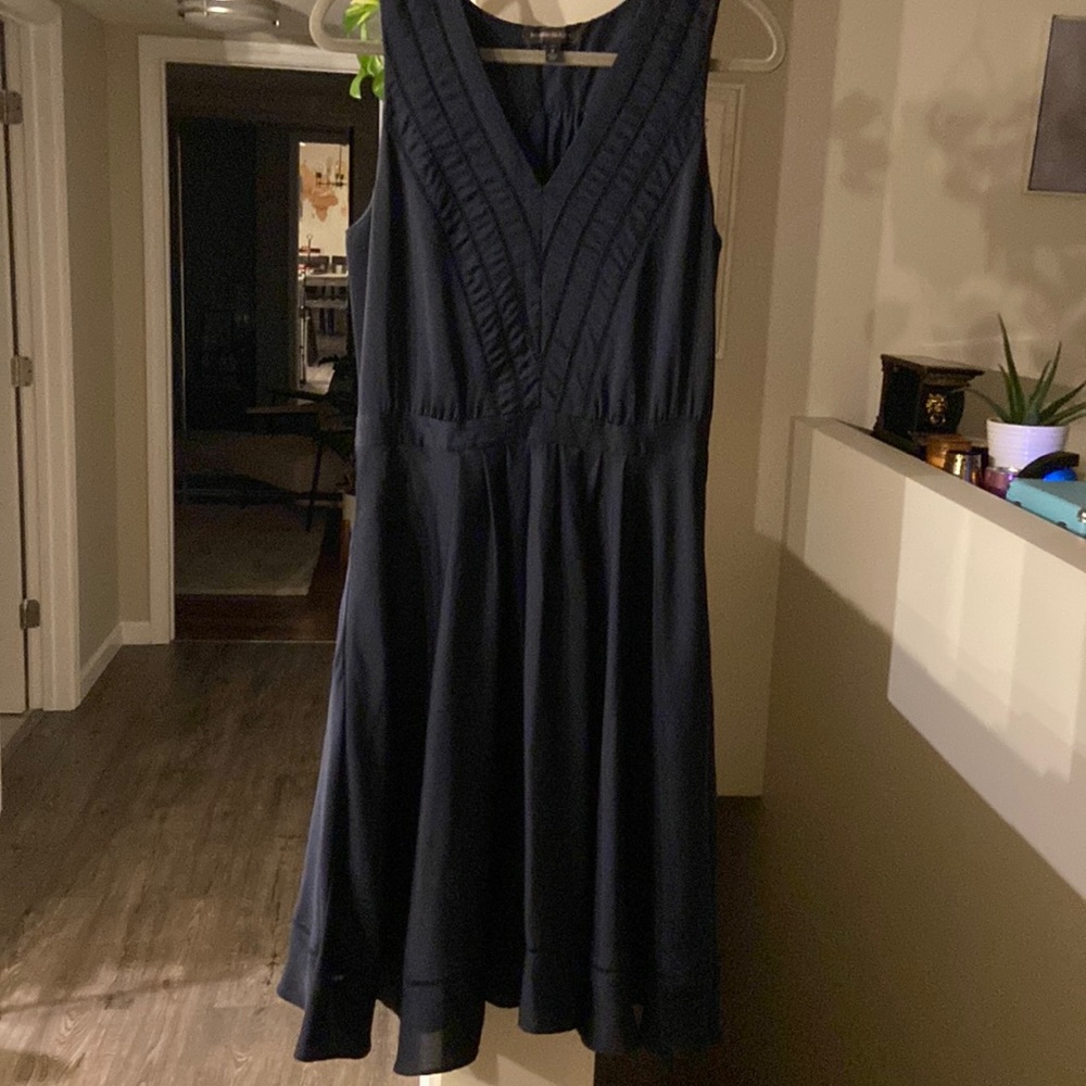 Beautiful midi dress in navy from banana republic, size 8 T.